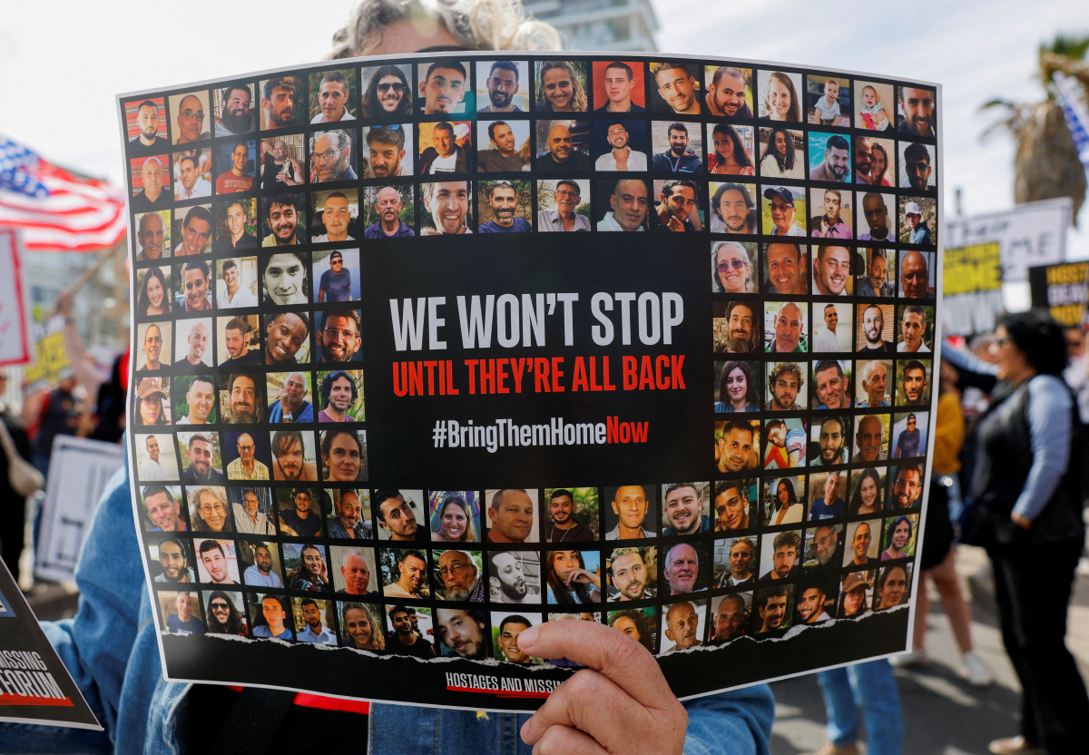 ▲1일(현지시간) 이스라엘 텔아비브의 미국 대사관 밖에서 팔레스타인 무장단체 하마스의 인질 석방을 촉구하는 시위에서 한 남성이 인질들의 사진이 들어간 포스터를 들어 보이고 있다. 텔아비브/로이터연합뉴스
