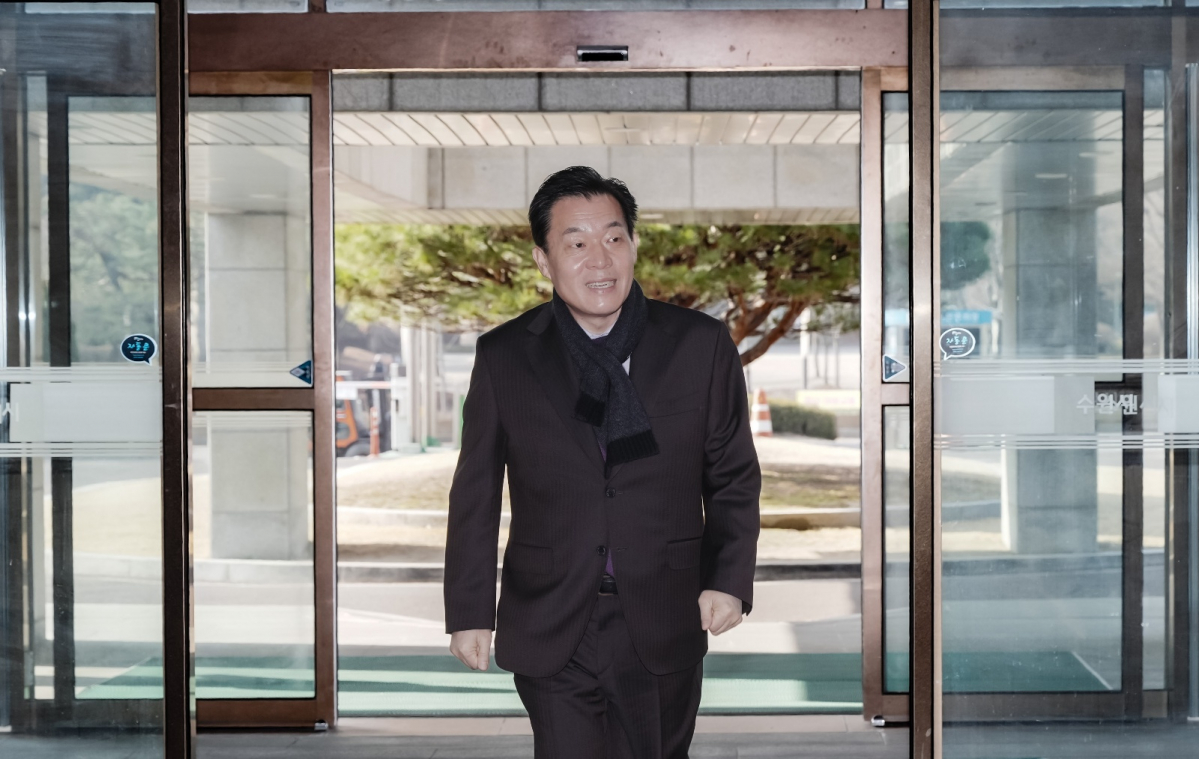 ▲이재준 시장이 4일 오전 9시 40분께 시청 본관으로 출근하고 있다. (수원시)