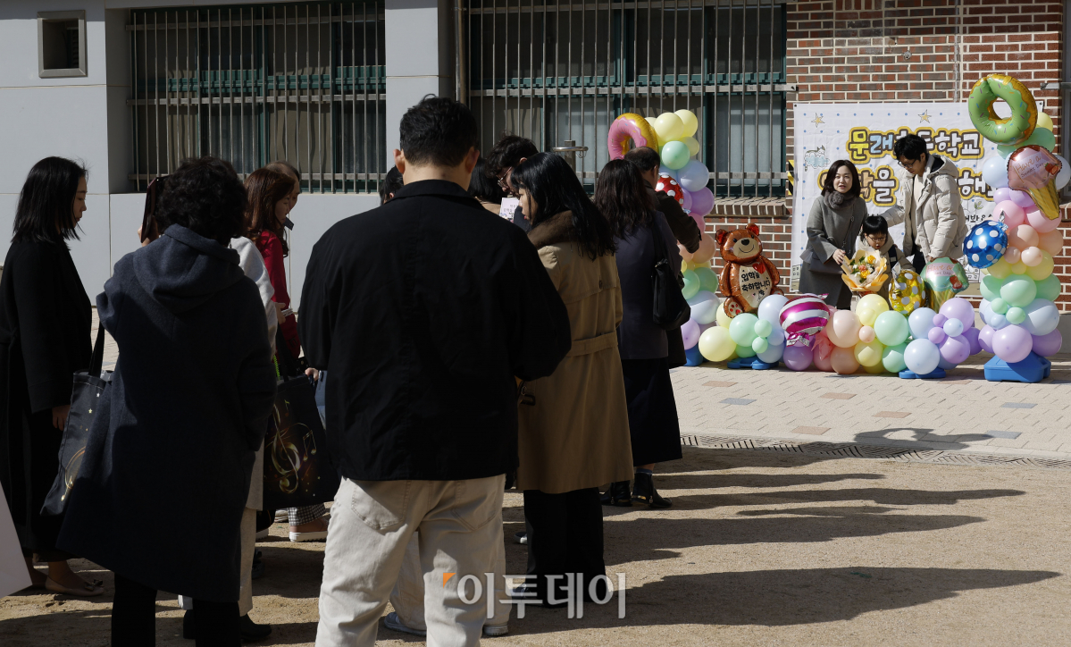 ▲4일 서울 영등포구 문래초등학교에서 열린 2024학년도 초등학교 입학식에서 학부모와 초등학교 1학년 신입생이 기념촬영을 하고 있다. 조현호 기자 hyunho@