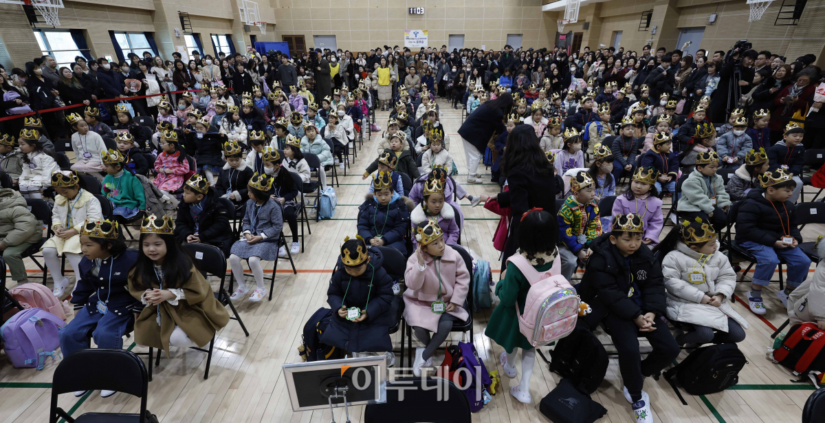 ▲4일 서울 영등포구 문래초등학교에서 2024학년도 초등학교 입학식이 열리고 있다. 조현호 기자 hyunho@