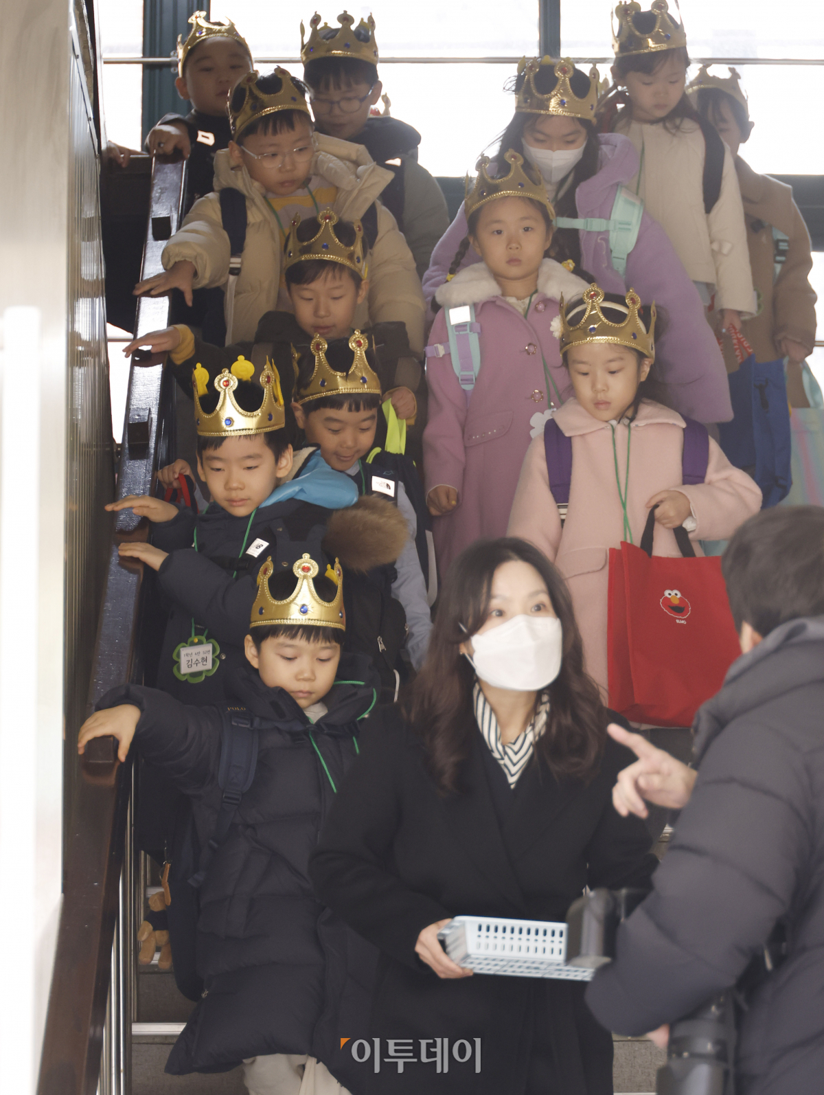 ▲4일 서울 영등포구 문래초등학교에서 열린 2024학년도 초등학교 입학식을 마친 초등학교 1학년 신입생들이 선생님과 만남을 위해 교실로 이동하고 있다. 조현호 기자 hyunho@