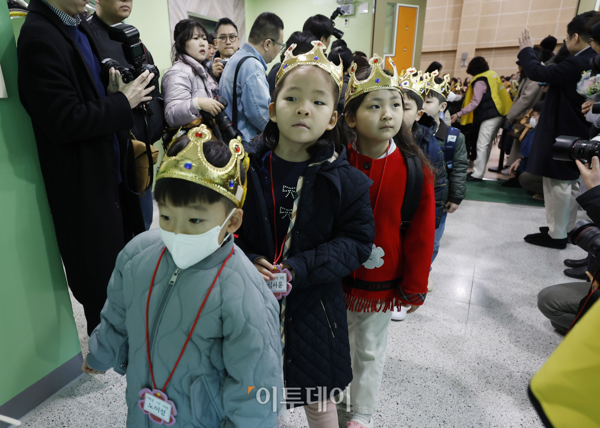 ▲4일 서울 영등포구 문래초등학교에서 열린 2024학년도 초등학교 입학식을 마친 초등학교 1학년 신입생들이 선생님과 만남을 위해 교실로 이동하고 있다. 조현호 기자 hyunho@