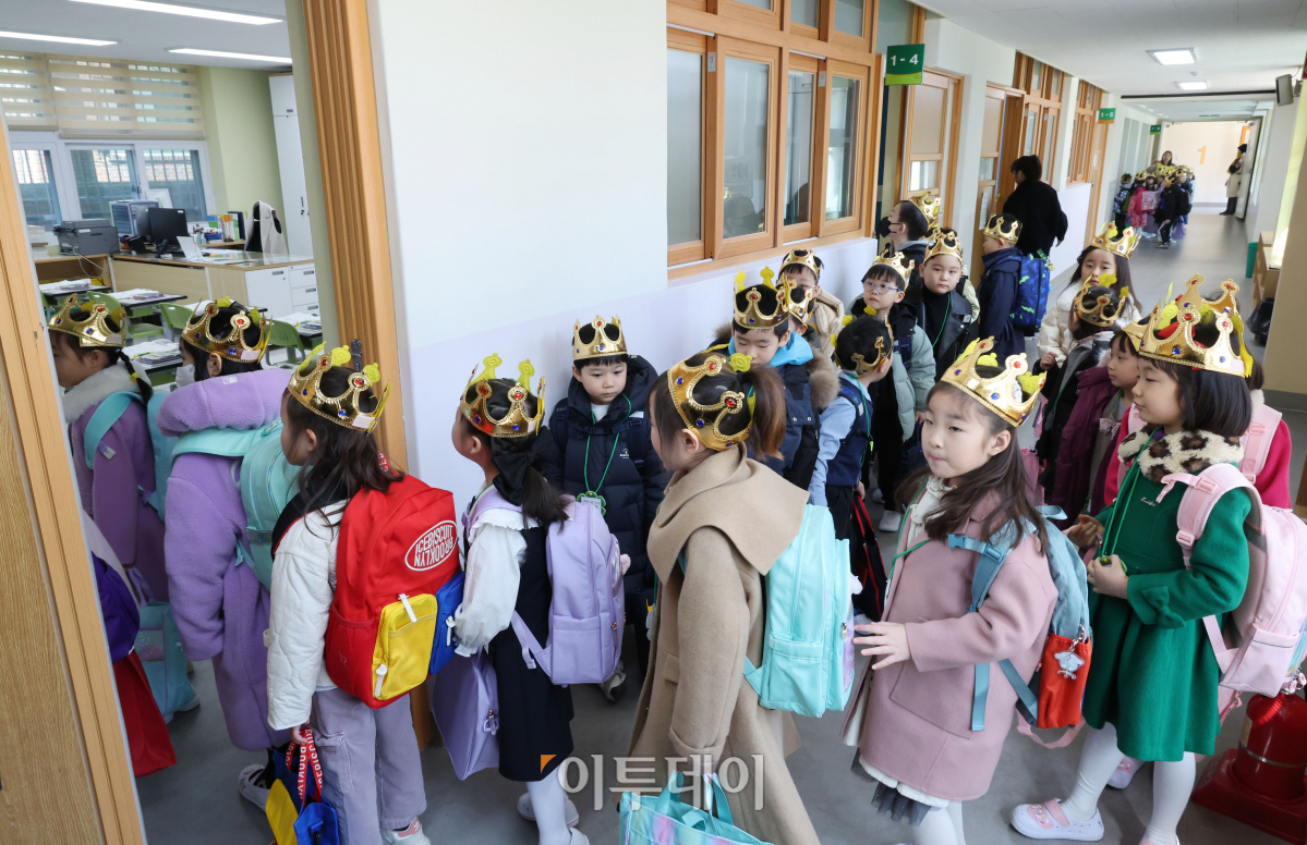 ▲4일 서울 영등포구 문래초등학교에서 입학식을 마친 1학년 4반 신입생들이 담임 선생님을 따라 교실로 들어가고 있다. 조현호 기자 hyunho@