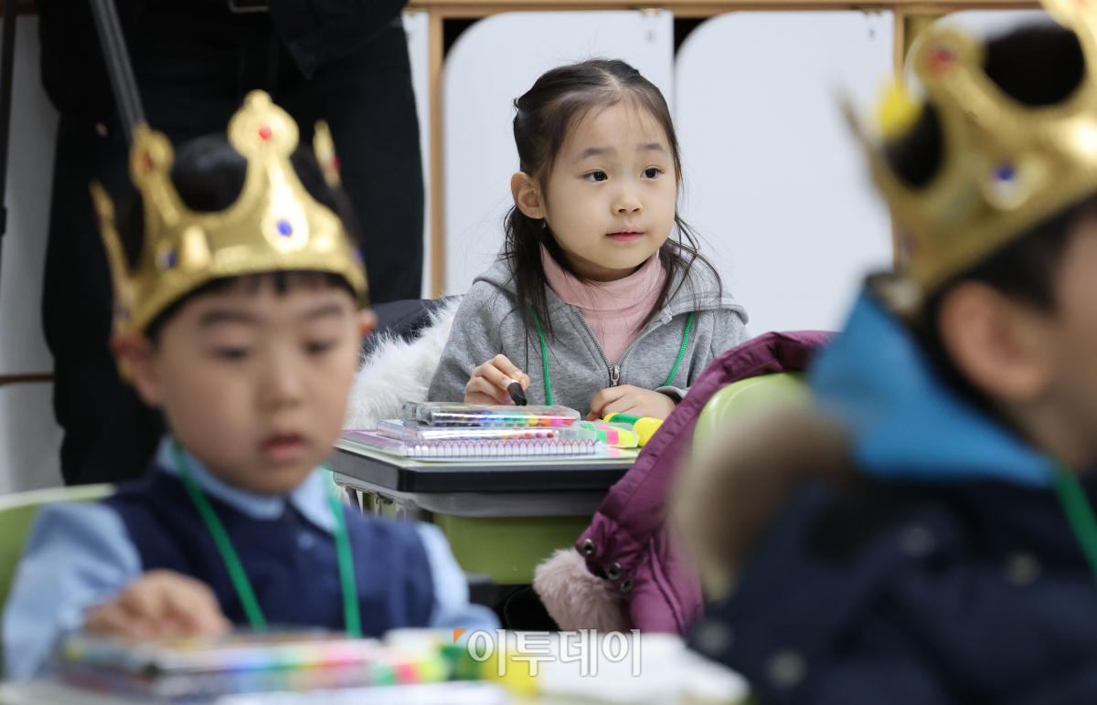 ▲4일 서울 영등포구 문래초등학교에서 입학식을 마친 1학년 4반 신입생들이 교실에서 담임 선생님 말씀을 듣고 있다. 조현호 기자 hyunho@