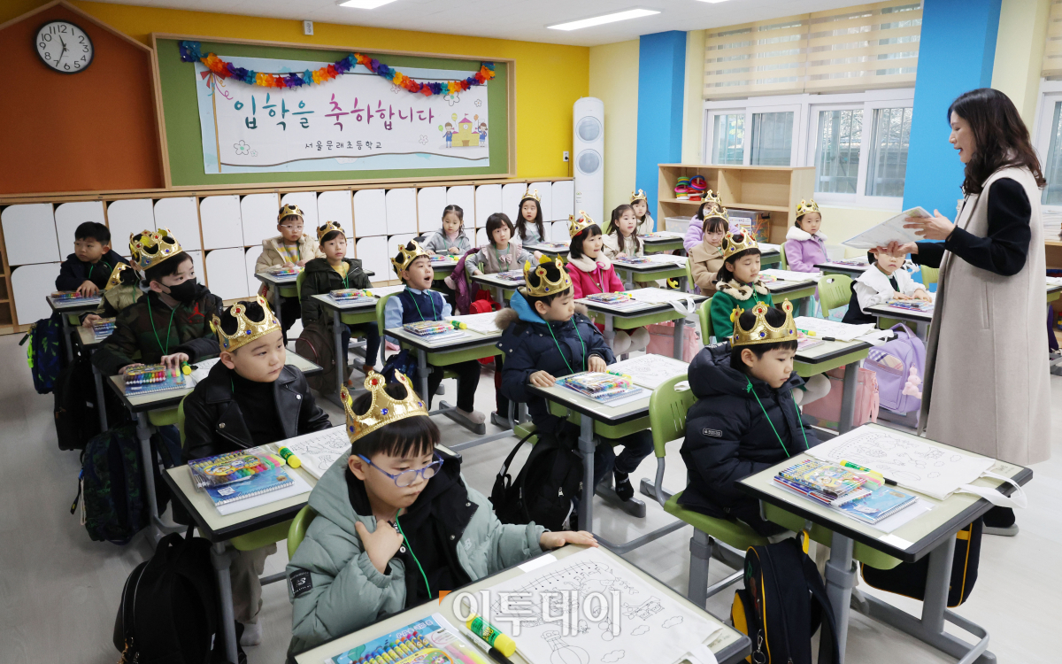 ▲4일 서울 영등포구 문래초등학교에서 입학식을 마친 1학년 4반 신입생들이 교실에서 담임 선생님과 인사하고 있다. 조현호 기자 hyunho@