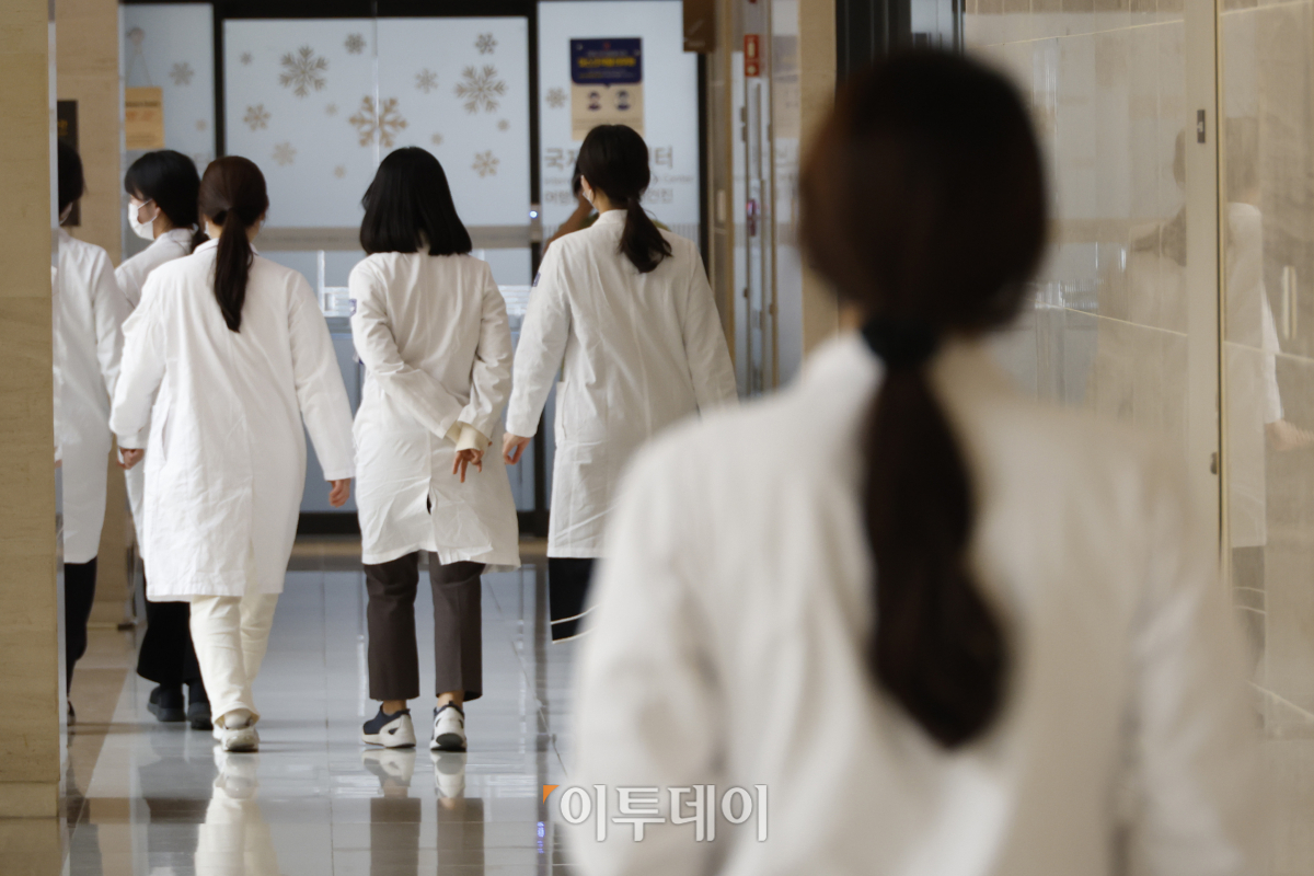 ▲정부가 미복귀 전공의 확인을 위해 전국의 수련병원 현장점검을 실시하는 4일 서울 시내의 한 대학병원에서 의료진들이 발걸음을 옮기고 있다. 정부는 이날 근무지를 이탈한 전공의 중 불이행 확인서가 징구된 7854명에 면허정지 처분 절차에 돌입한다고 밝혔다. 조현호 기자 hyunho@