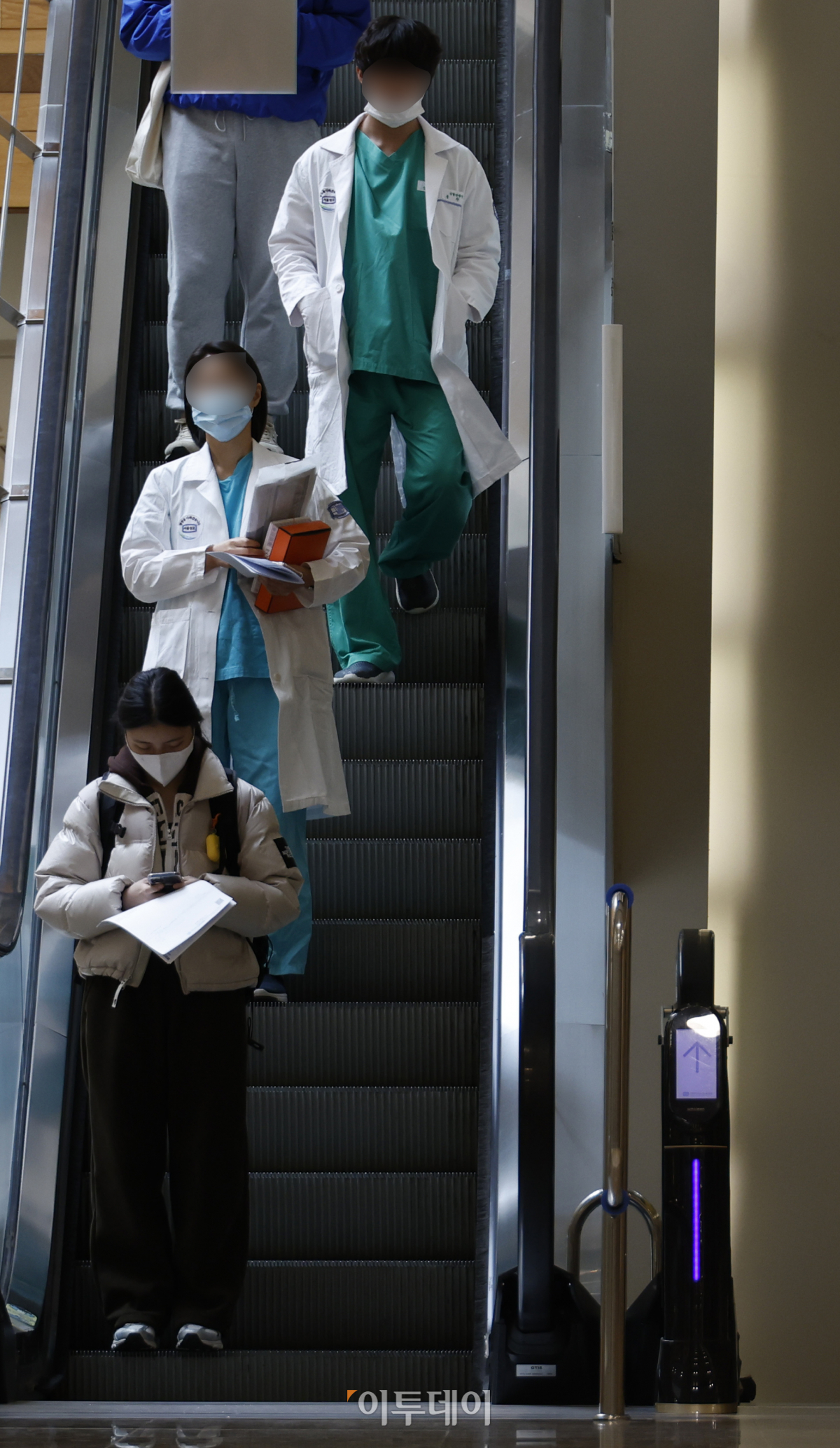 ▲정부가 미복귀 전공의 확인을 위해 전국의 수련병원 현장점검을 실시하는 4일 서울 시내의 한 대학병원에서 의료진들이 발걸음을 옮기고 있다. 정부는 이날 근무지를 이탈한 전공의 중 불이행 확인서가 징구된 7854명에 면허정지 처분 절차에 돌입한다고 밝혔다. 조현호 기자 hyunho@