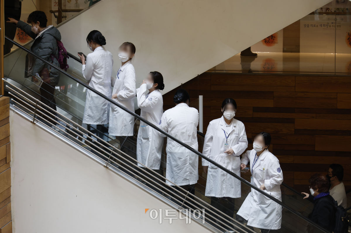 ▲정부가 미복귀 전공의 확인을 위해 전국의 수련병원 현장점검을 실시하는 4일 서울 시내의 한 대학병원에서 의료진들이 발걸음을 옮기고 있다. 정부는 이날 근무지를 이탈한 전공의 중 불이행 확인서가 징구된 7854명에 면허정지 처분 절차에 돌입한다고 밝혔다. 조현호 기자 hyunho@