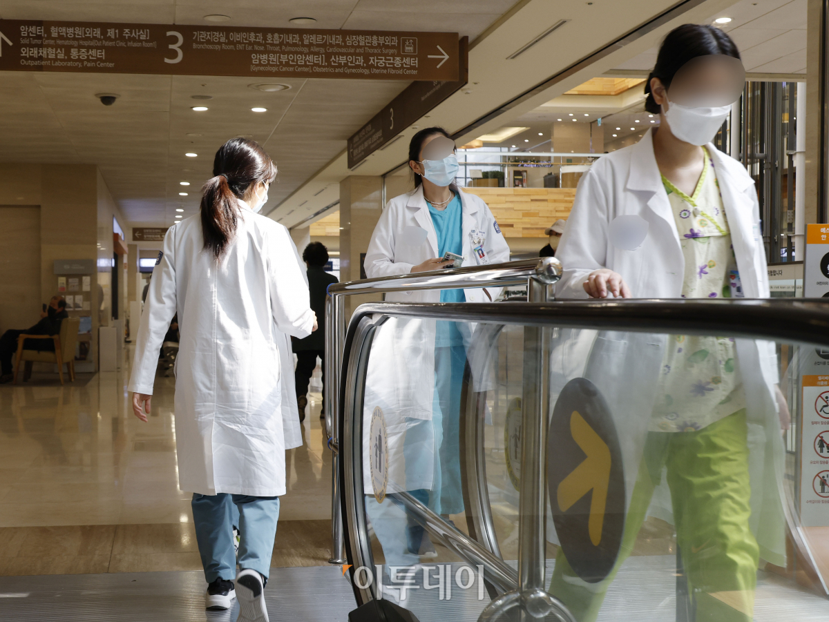 ▲정부가 미복귀 전공의 확인을 위해 전국의 수련병원 현장점검을 실시하는 4일 서울 시내의 한 대학병원에서 의료진들이 발걸음을 옮기고 있다. 정부는 이날 근무지를 이탈한 전공의 중 불이행 확인서가 징구된 7854명에 면허정지 처분 절차에 돌입한다고 밝혔다. 조현호 기자 hyunho@