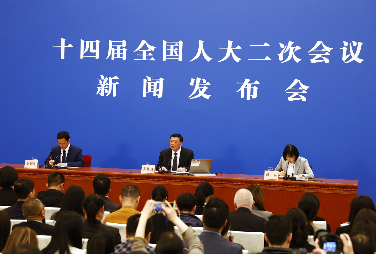 ▲중국 전국인민대표대회(전인대) 14기 2차 회의 개회를 앞두고 4일 러우친젠(단상 가운데) 대변인이 기자회견을 하고 있다. 베이징/EPA연합뉴스
