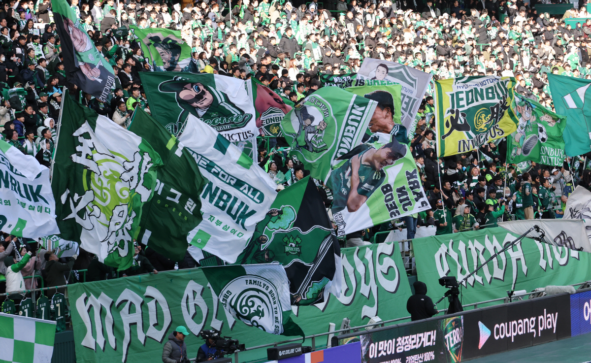 ▲1일 오후 전주월드컵경기장에서 열린 K리그1 전북현대와 대전시티즌의 개막 경기에서 팬들이 열정적인 응원을 보내고 있다.(연합뉴스)
