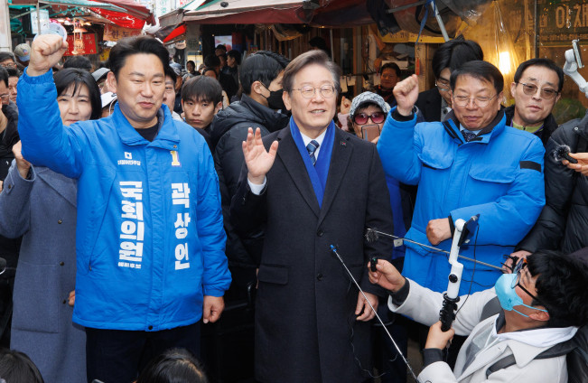 ▲더불어민주당 이재명 대표가 4일 종로구 곽상언 후보와 창신시장을 방문하고 있다. (연합뉴스)