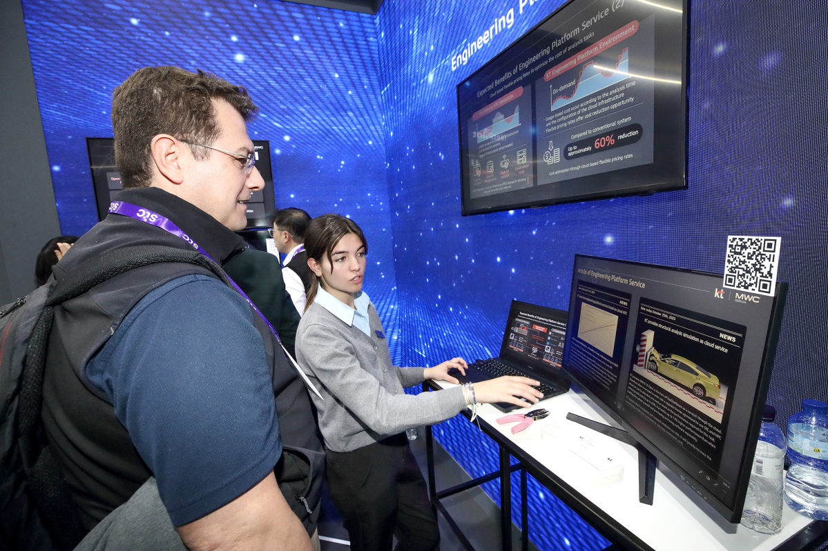 ▲MWC 2024 KT 전시부스에서 직원이 관람객에게 엔지니어링 플랫폼 서비스를 소개하고 있다. (사진제공=KT)