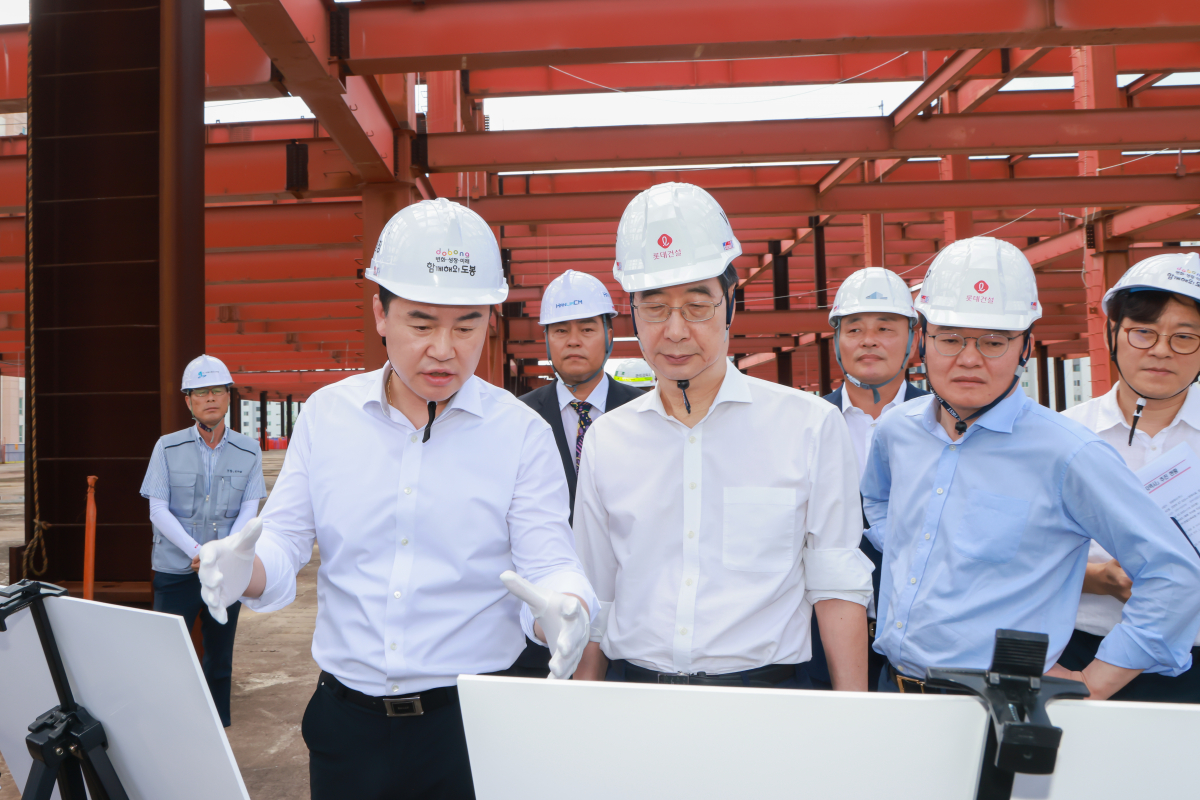 ▲오언석 도봉구청장이 한덕수 국무총리에게 창동민자역사 공사 진행 상황 등에 대해 설명하고 있다. (자료제공=도봉구)