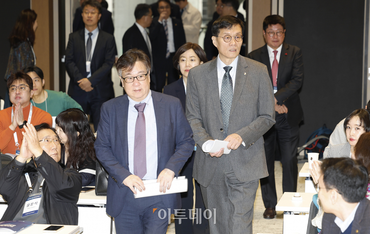 ▲이창용(오른쪽) 한국은행 총재와 조동철(왼쪽) 한국개발연구원(KDI) 원장 등 참석자들이 5일 오전 서울 중구 한국은행 별관에서 열린 한국은행-KDI 노동시장 세미나에 참석하고 있다. 조현호 기자 hyunho@