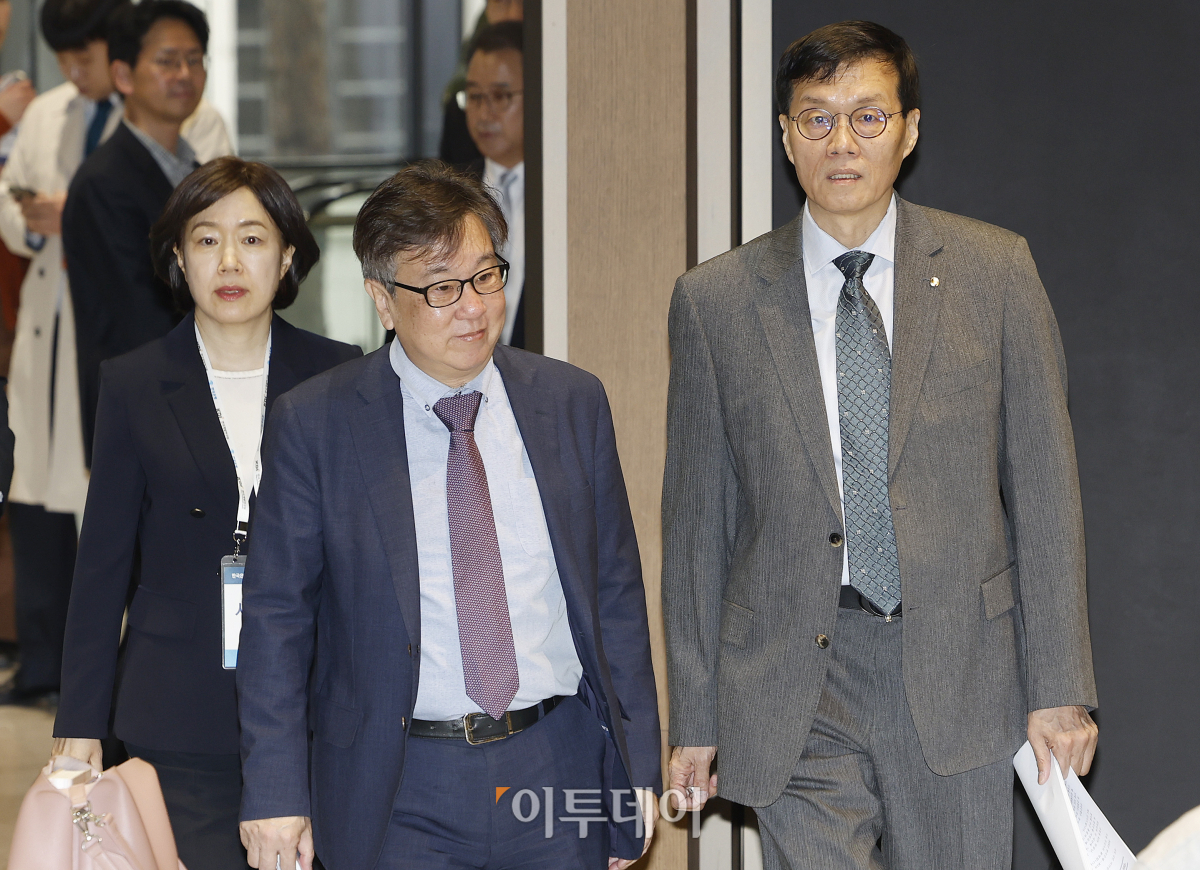 ▲이창용(오른쪽) 한국은행 총재와 조동철(가운데) 한국개발연구원(KDI) 원장, 서영경(왼쪽) 한국은행 금융통화위원이 5일 오전 서울 중구 한국은행 별관에서 열린 한국은행-KDI 노동시장 세미나에 참석하고 있다. 조현호 기자 hyunho@