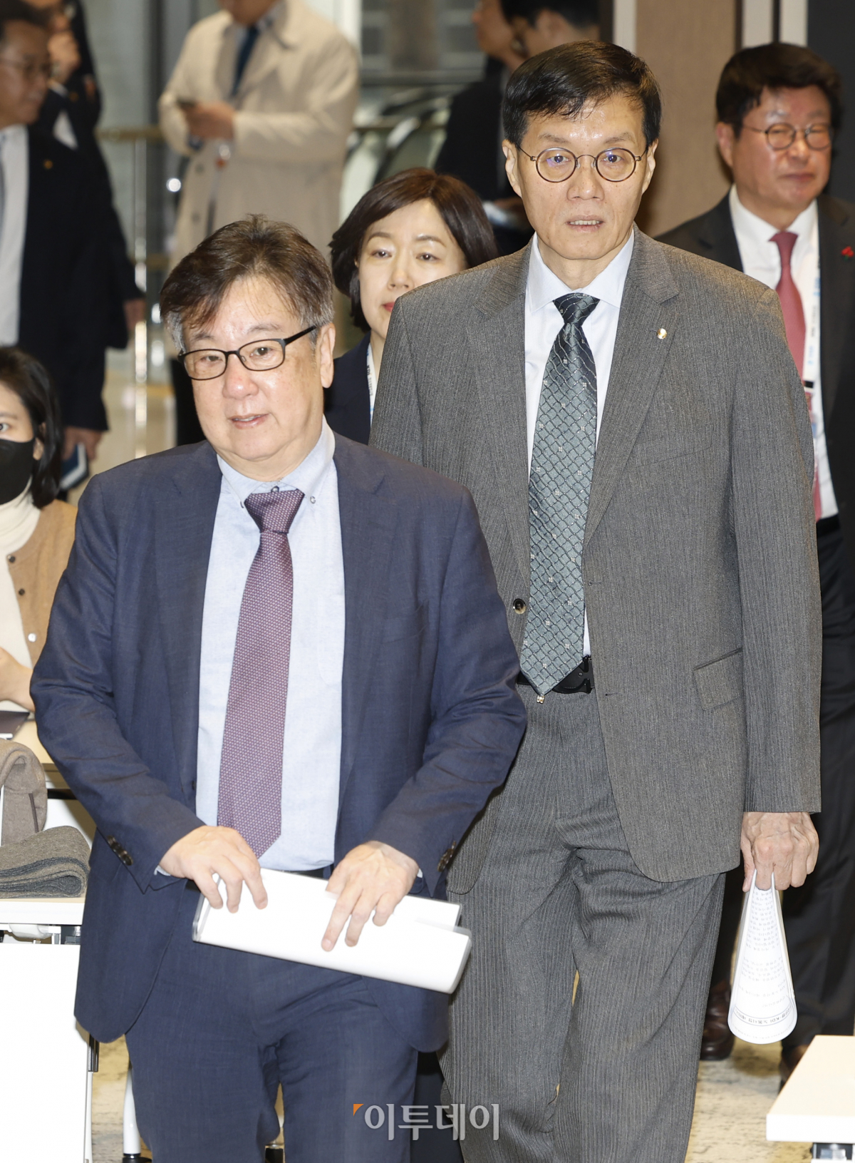 ▲이창용(오른쪽) 한국은행 총재와 조동철(왼쪽) 한국개발연구원(KDI) 원장 등 참석자들이 5일 오전 서울 중구 한국은행 별관에서 열린 한국은행-KDI 노동시장 세미나에 참석하고 있다. 조현호 기자 hyunho@