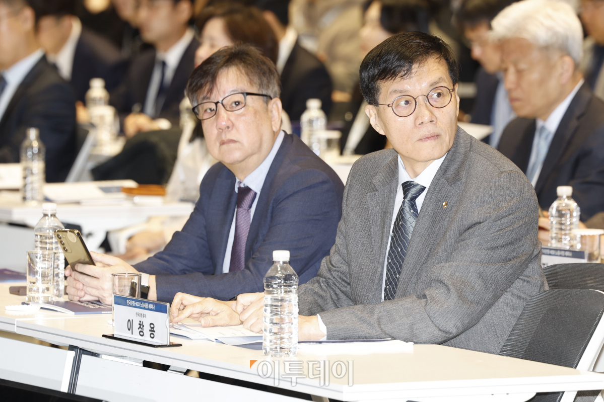 ▲이창용 한국은행 총재와 조동철 한국개발연구원(KDI) 원장 등 참석자들이 5일 오전 서울 중구 한국은행 별관에서 열린 한국은행-KDI 노동시장 세미나에 참석해 있다. 조현호 기자 hyunho@