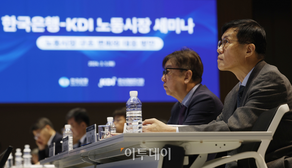 ▲이창용 한국은행 총재와 조동철 한국개발연구원(KDI) 원장 등 참석자들이 5일 오전 서울 중구 한국은행 별관에서 열린 한국은행-KDI 노동시장 세미나에 참석해 있다. 조현호 기자 hyunho@