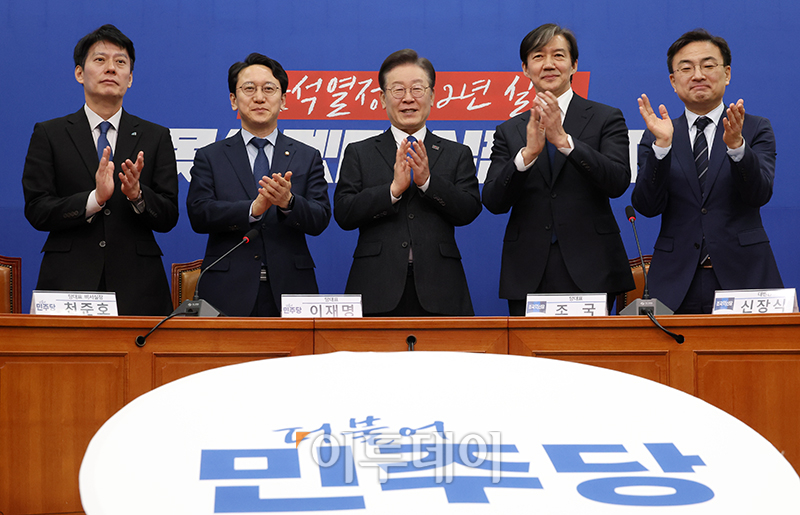 ▲조국(오른쪽 두번째) 조국혁신당 대표가 5일 서울 여의도 국회에서 이재명(가운데) 더불어민주당 대표를 예방한 가운데 참석자들과 기념촬영을 하고 있다. 고이란 기자 photoeran@