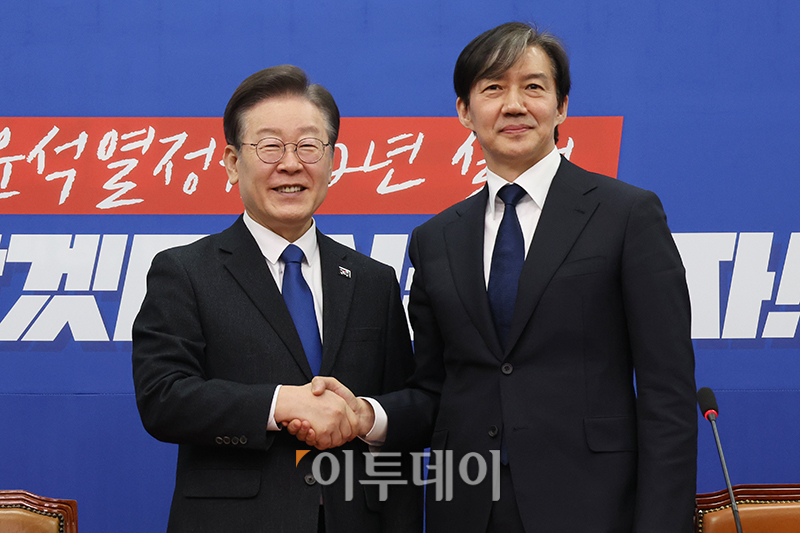 ▲조국(오른쪽) 조국혁신당 대표가 5일 서울 여의도 국회에서 이재명 더불어민주당 대표를 예방하고 있다. 고이란 기자 photoeran@