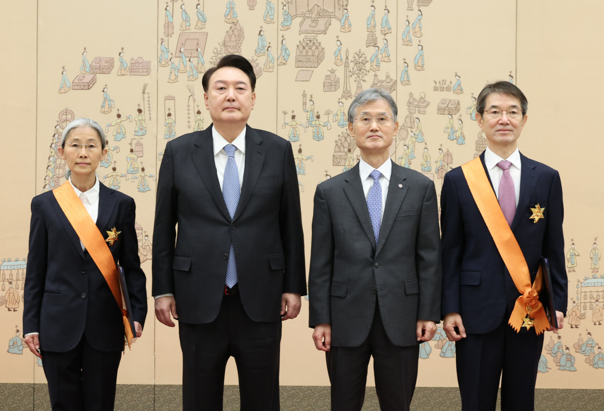 ▲윤석열 대통령이 5일 서울 용산 대통령실 청사에서 퇴임하는 대법관들에게 청조근정훈장을 수여한 뒤 기념촬영을 하고 있다.     왼쪽부터 민유숙 전 대법관, 윤 대통령, 조희대 대법원장, 안철상 전 대법관. (연합뉴스)