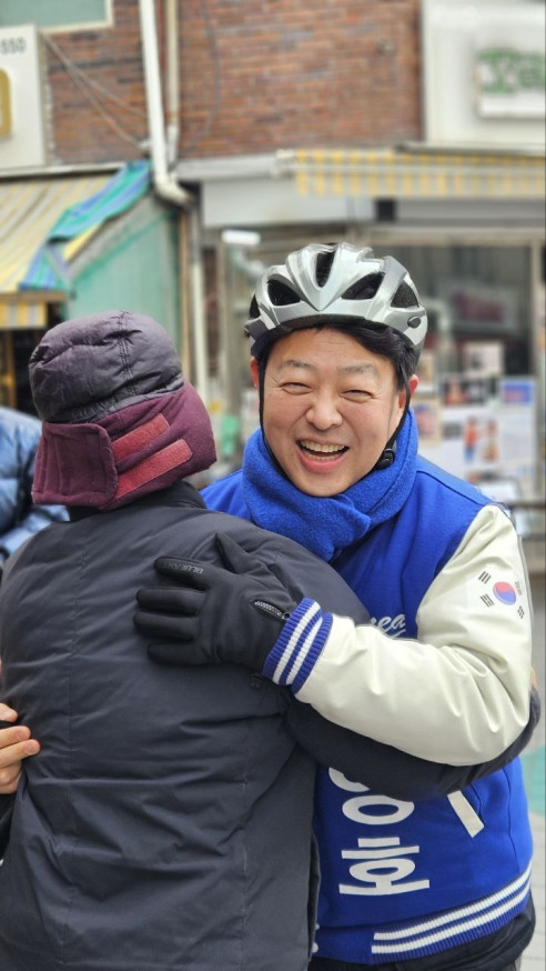 ▲4일 더불어민주당 김영호 후보가 서울 서대문구 홍제동에서 주민과 인사하고 있다. 출처=김영호 의원실 제공. 2024.03.04.