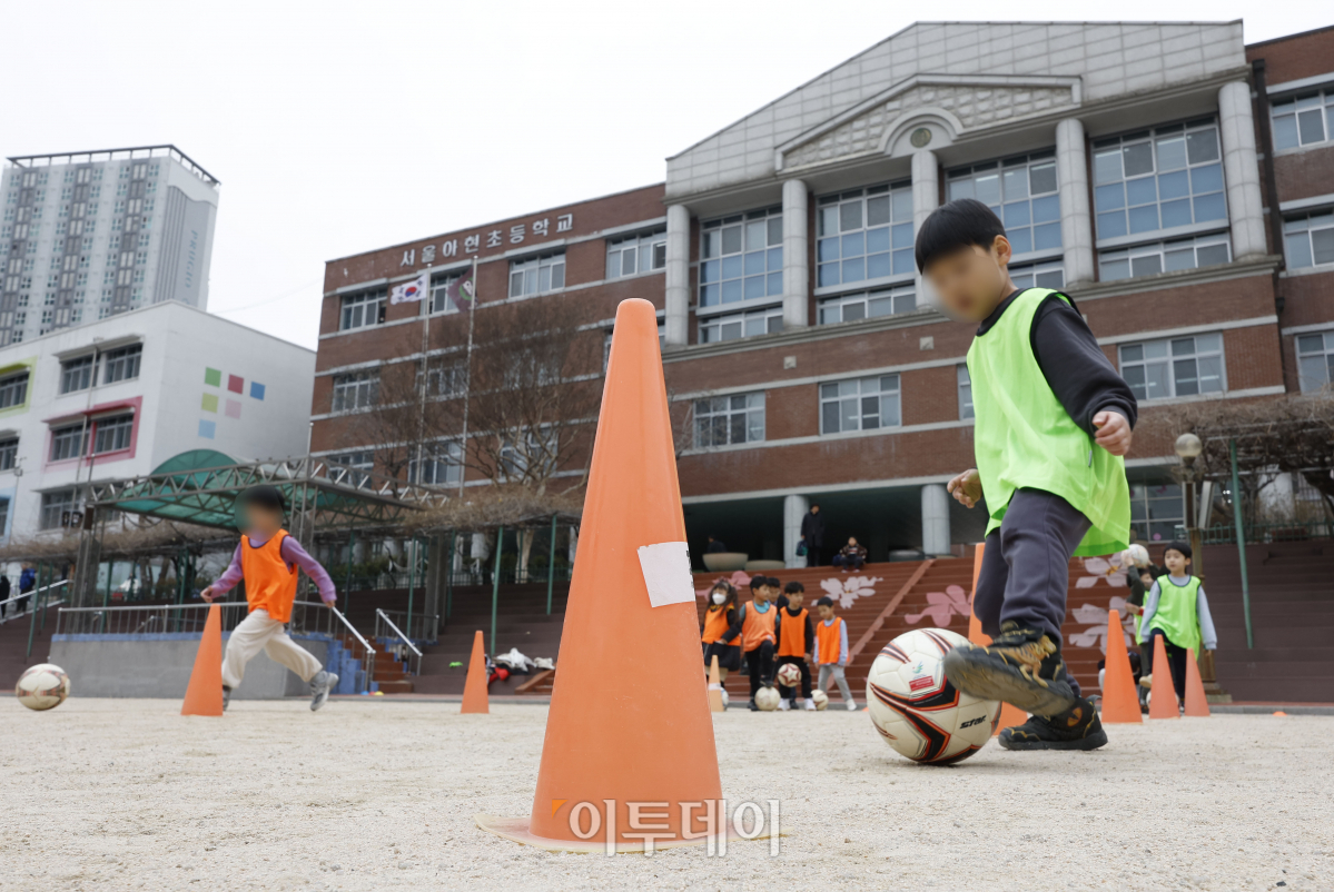 ▲5일 서울 마포구 아현초등학교에서 열린 늘봄학교 돌봄교실에서 학생들이 축구 활동을 하고 있다. 조현호 기자 hyunho@