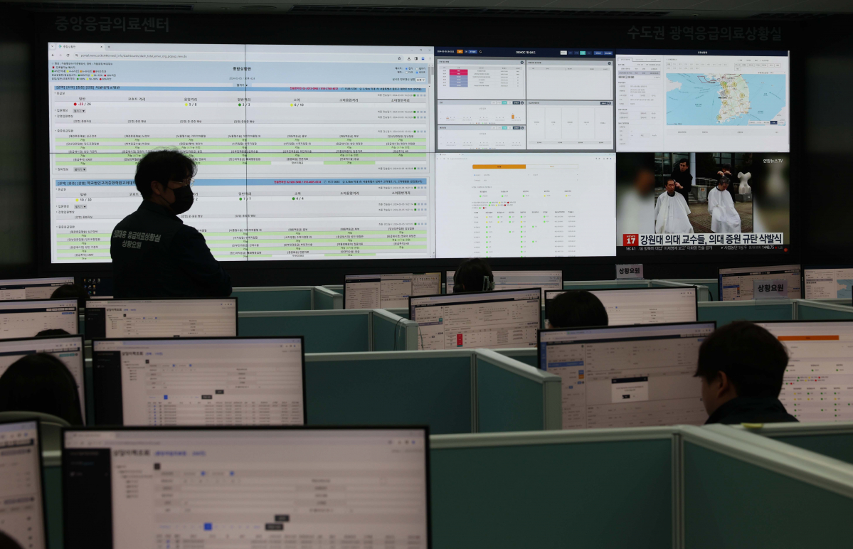 ▲5일 서울 중구 수도권 긴급대응 응급의료상황실에서 상황요원 및 상황의사가 업무를 보고 있다. 신태현 기자 holjjak@