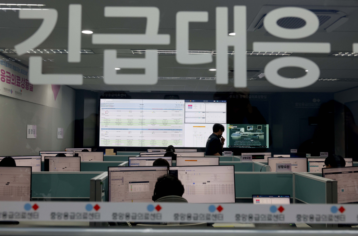 ▲5일 서울 중구 수도권 긴급대응 응급의료상황실에서 상황요원 및 상황의사가 업무를 보고 있다. 신태현 기자 holjjak@