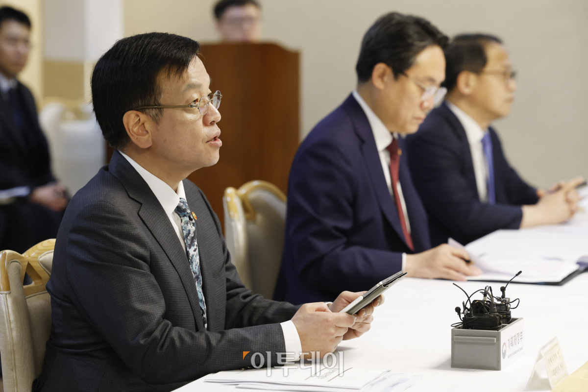 ▲최상목 경제부총리 겸 기획재정부 장관이 6일 오전 서울 종로구 정부서울청사에서 열린 물가관계장관회의에서 모두발언을 하고 있다. 조현호 기자 hyunho@