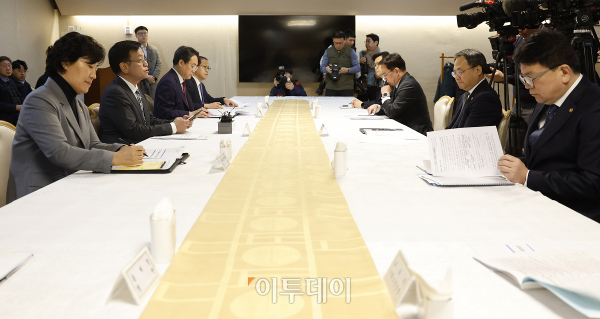 ▲최상목 경제부총리 겸 기획재정부 장관이 6일 오전 서울 종로구 정부서울청사에서 열린 물가관계장관회의에서 모두발언을 하고 있다. 조현호 기자 hyunho@