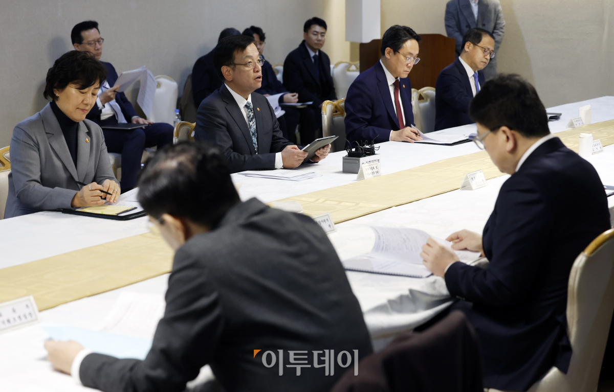 ▲최상목 경제부총리 겸 기획재정부 장관이 6일 오전 서울 종로구 정부서울청사에서 열린 물가관계장관회의에서 모두발언을 하고 있다. 조현호 기자 hyunho@