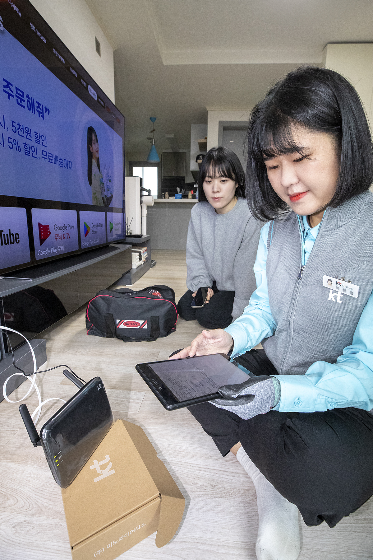 ▲KT 여성 엔지니어가 여성 고객 케어 서비스를 신청한 고객에게 출동해 무선 품질을 점검하고 있다. (사진제공=KT)