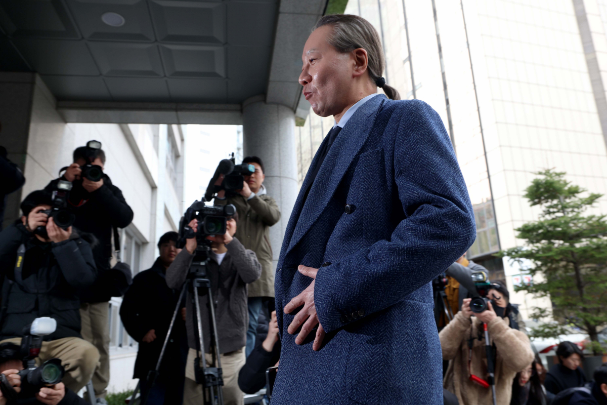 ▲주수호 대한의사협회 비상대책위원회 언론홍보위원장이 6일 서울 마포구 서울경찰청 공공범죄수사대로 의료법 위반 등 혐의 관련 조사를 받기 위해 들어서고 있다. 신태현 기자 holjjak@