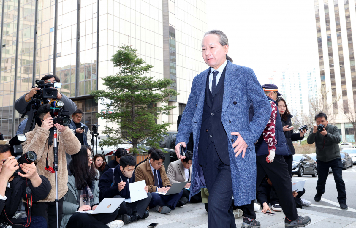 ▲주수호 대한의사협회 비상대책위원회 언론홍보위원장이 6일 서울 마포구 서울경찰청 공공범죄수사대로 의료법 위반 등 혐의 관련 조사를 받기 위해 들어서고 있다. 신태현 기자 holjjak@