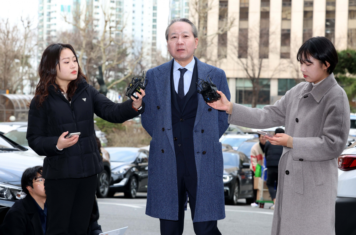 ▲주수호 대한의사협회 비상대책위원회 언론홍보위원장이 6일 서울 마포구 서울경찰청 공공범죄수사대로 의료법 위반 등 혐의 관련 조사를 받기 위해 들어서기 앞서 입장을 밝히고 있다. 신태현 기자 holjjak@