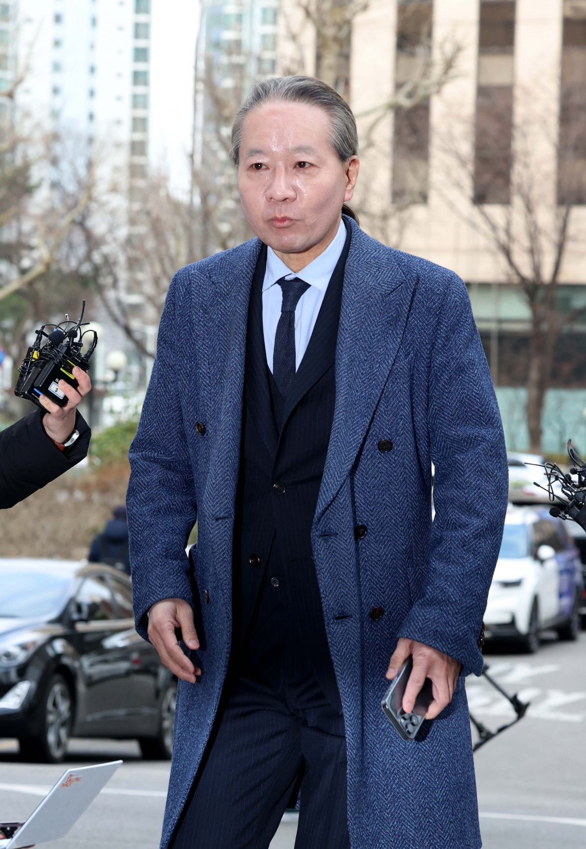 ▲주수호 대한의사협회 비상대책위원회 언론홍보위원장이 6일 서울 마포구 서울경찰청 공공범죄수사대로 의료법 위반 등 혐의 관련 조사를 받기 위해 들어서고 있다. 신태현 기자 holjjak@