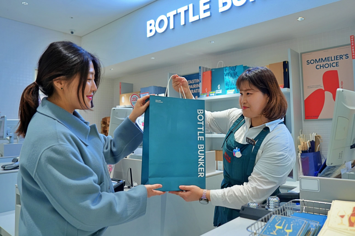 ▲6일 소비자가 서울시 송파구에 위치한 롯데마트 보틀벙커 제타플렉스점에서 주류 픽업 서비스를 이용하고 있다. (사진제공=롯데쇼핑)