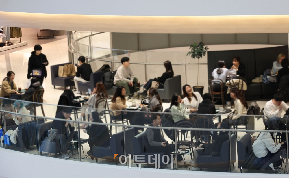 ▲2일 통계청이 발표한 2024년 1월 소비자물가 동향에 따르면 지난달 소비자물가지수는 113.15로 지난해 같은 달 보다 2.8% 상승했다. 소비자물가 상승률이 2%대로 내려온 건 지난해 7월 이후 6개월 만이다. 품목별로 보면 석유류 하락 폭이 커지고 외식 등 개인 서비스 물가가 둔화되는 가운데 농축수산물 상승세가 주목받았다. 사진은 서울의 한 북적이는 쇼핑몰 모습. 고이란 기자 photoeran@ (이투데이DB)