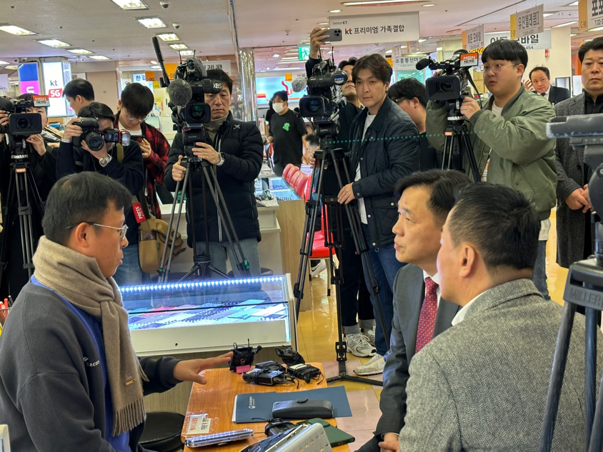 ▲강도현 과학기술정보통신부 제2차관오른쪽)이 이동통신단말장치 유통구조 개선에 관한 법률)의 시행령 개정을 앞두고 6일 오후 서울 광진구 강변테크노마트 휴대전화 유통점을 방문해 업주와 대화를 나누고 있다. (김나리기자)