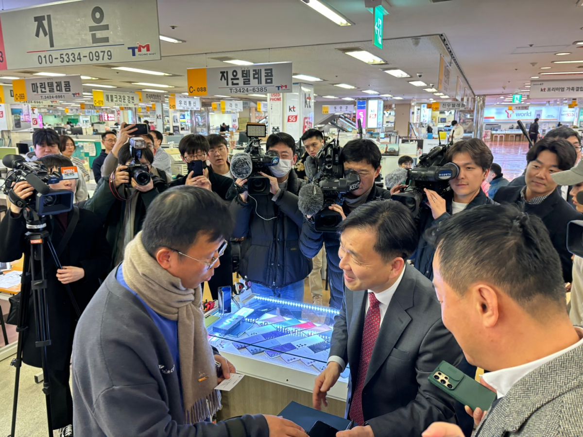 ▲강도현 과학기술정보통신부 제2차관오른쪽)이 이동통신단말장치 유통구조 개선에 관한 법률)의 시행령 개정을 앞두고 6일 오후 서울 광진구 강변테크노마트 휴대전화 유통점을 방문해 업주와 대화를 나누고 있다. (김나리 기자)