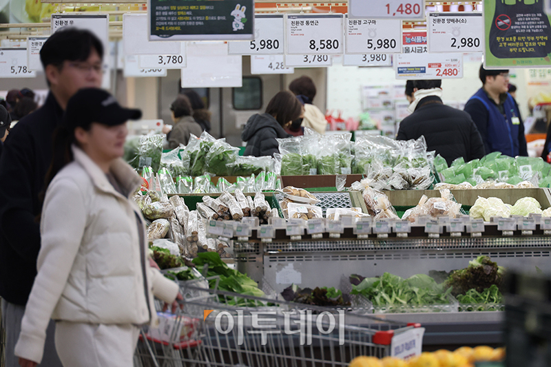 ▲6일 서울의 한 마트에서 시민들이 장을 보고 있다. 고이란 기자 photoeran@