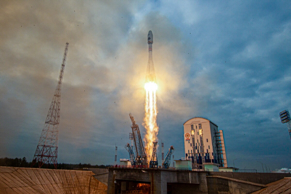 ▲러시아 달 탐사선 루나-25호를 실은 소유스 2.1v 로켓이 지난해 8월 11일 보스토치니 우주기지에서 발사되고 있다. 보스토치니(러시아)/AFP연합뉴스
