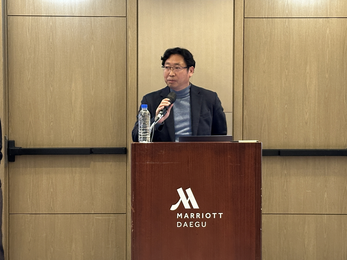 ▲김서현 한국로봇산업진흥원 로봇혁신산업본부장이 6일 대구 메리어트호텔에서 열린 '2024년 로봇 플래그쉽 사업 설명회'에서 인사말을 하고 있다. (사진제공=한국로봇산업진흥원)