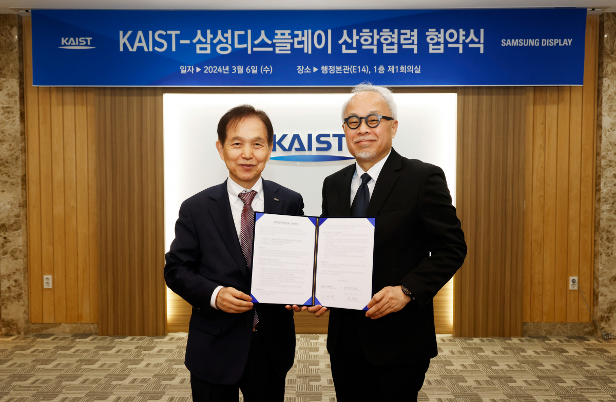 ▲삼성디스플레이가 6일 KAIST 행정본관에서 최주선 사장(오른쪽)과 이광형 KAIST 총장이 참석한 가운데 삼성디스플레이-KAIST 디스플레이 연구센터 3기 협약식을 진행했다. (사진제공=삼성디스플레이)