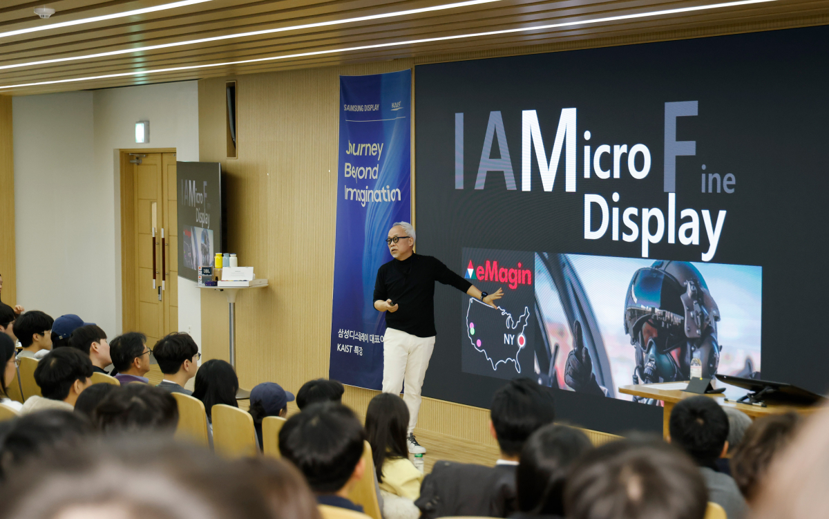 ▲최주선 삼성디스플레이 사장이 6일 KAIST 정보전자공학동에서 '삼성디스플레이, 상상을 뛰어넘는 여정'을 주제로 강연을 하고 있다. (사진제공=삼성디스플레이)