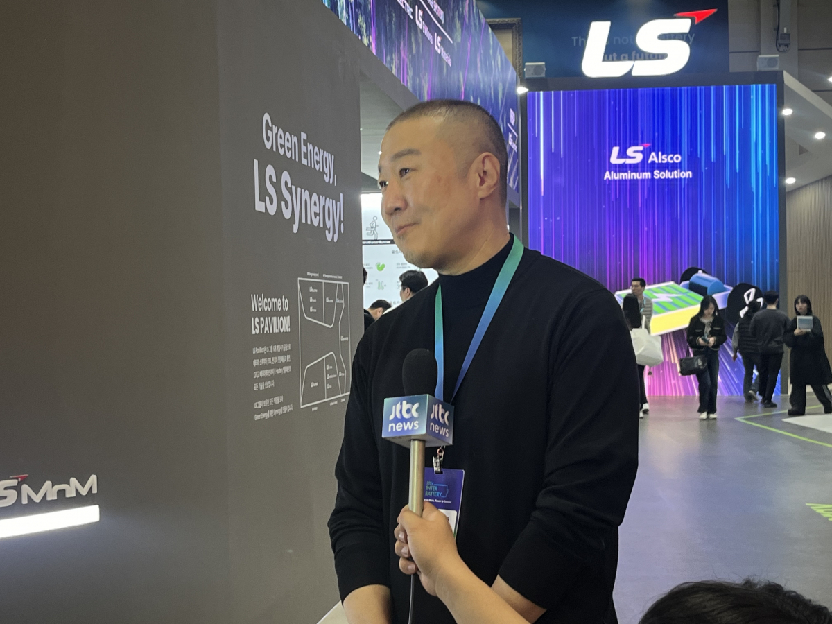 ▲구자은 LS그룹 회장이 6일 서울 강남 코엑스에서 열린 '인터배터리 2024'에서 기자들과 만나 질의응답을 하고 있다. (사진출처=공동취재단)