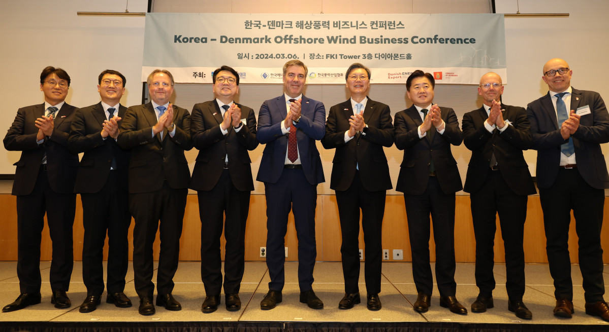▲최남호 산업통산자원부 2차관, 라스 아가드 덴마크 기후 에너지 유틸리티부 장관 등 '한-덴 해상풍력 비즈니스 컨퍼런스' 참가자들이 기념 촬영을 하고 있다. (사진제공=한국풍력산업협회)