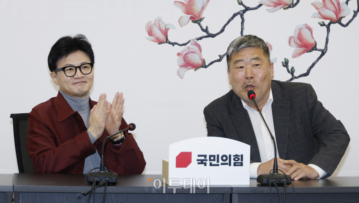 ▲한동훈 국민의힘 비상대책위원장이 7일 오전 서울 영등포구 국민의힘 중앙당사에서 김동명 한국노동조합총연맹 위원장을 접견하고 있다. 조현호 기자 hyunho@
